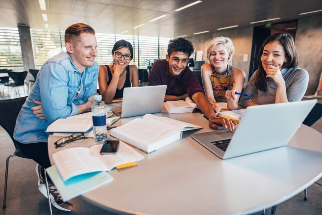 eleves qui sont sont en formation autour d'une table, dans une école de Digital