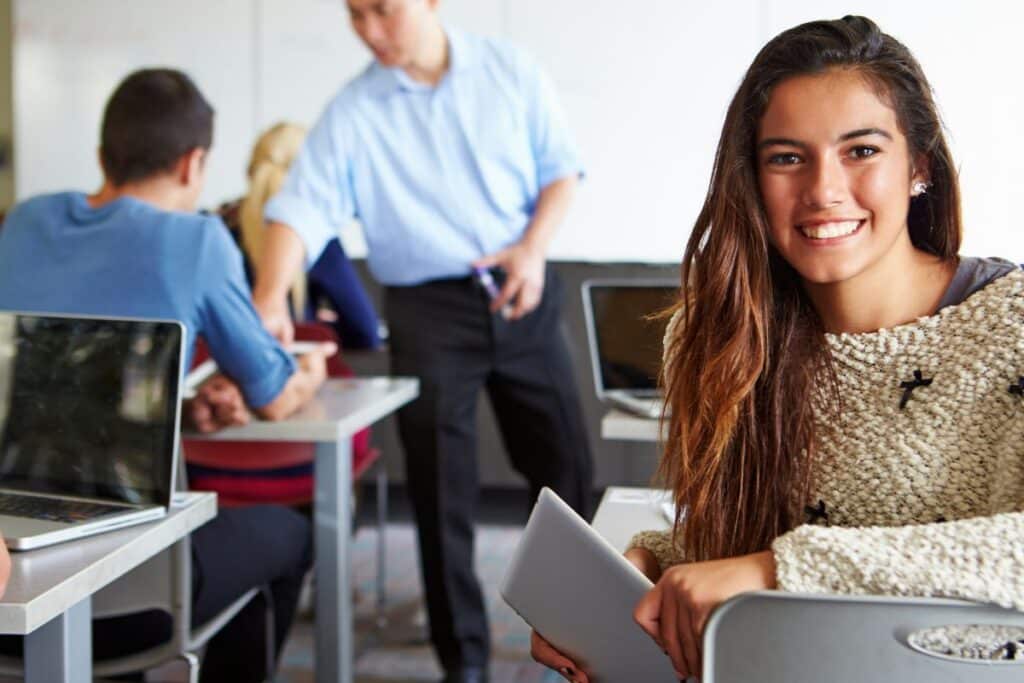 une salle de classe pour illustrer l'article "Ce qu'il faut savoir avant de s'inscrire dans une école de digital"