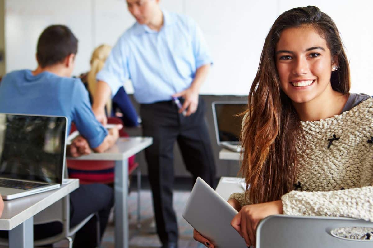 une salle de classe pour illustrer l'article "Ce qu'il faut savoir avant de s'inscrire dans une école de digital"
