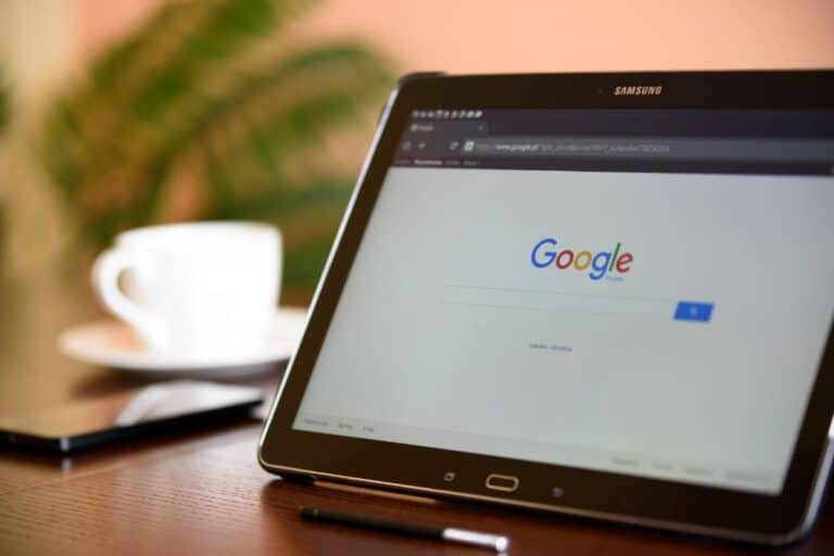 Firefly Digital Expertise : tout pour créer, développer et réussir un business en ligne durablement 2 Ecran tablette ouvert sur la barre de recherche Google pour illustrer l'article "Google EAT 2025"