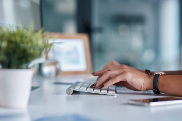 Mains d'une personnes sur un clavier pour illustrer l'article "Qu'est-ce que le Copywriting"