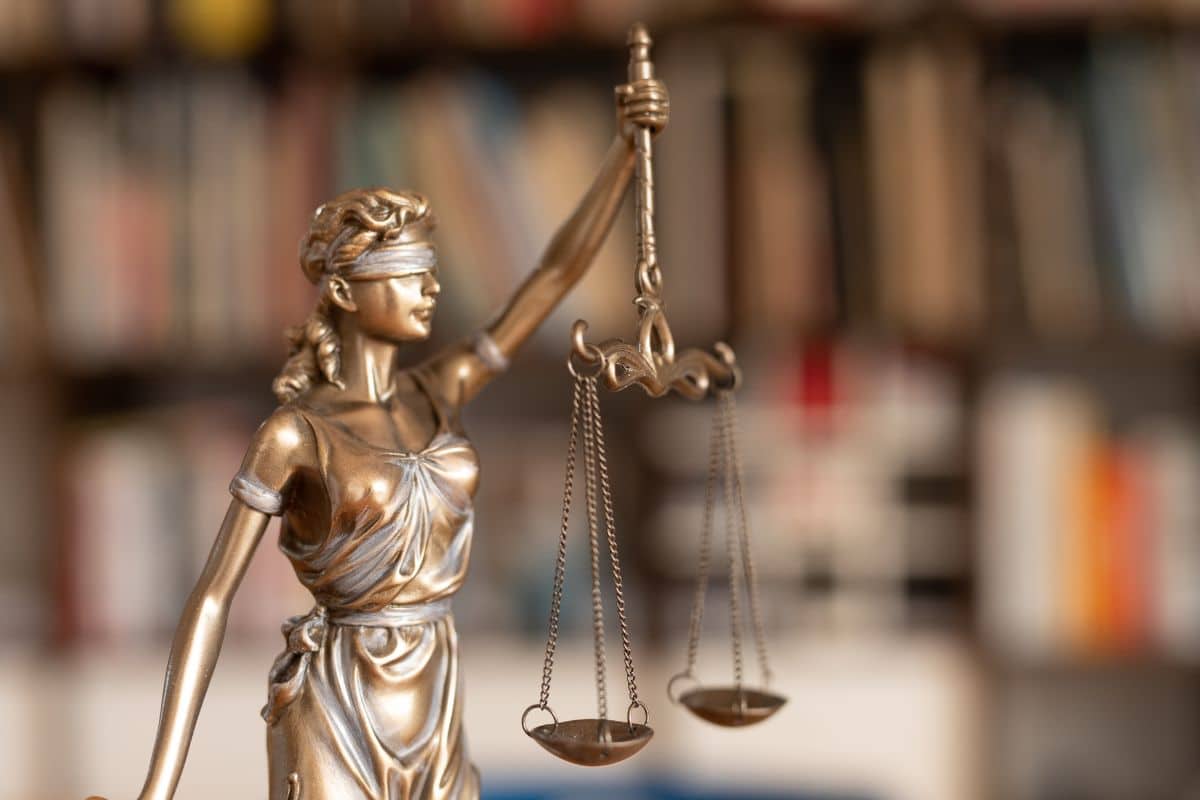 image d'une statuette qui tient la balance de la justice, pour illustrer l'article "Choisir le bon statut juridique pour son entreprise du digital"