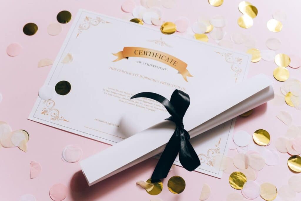 diplôme enroulé sur un diplôme pour illustrer l'article "diplome pour devenir expert seo"
