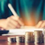 piece de monnaie empilées pour illustre article "établir un budget personnel"