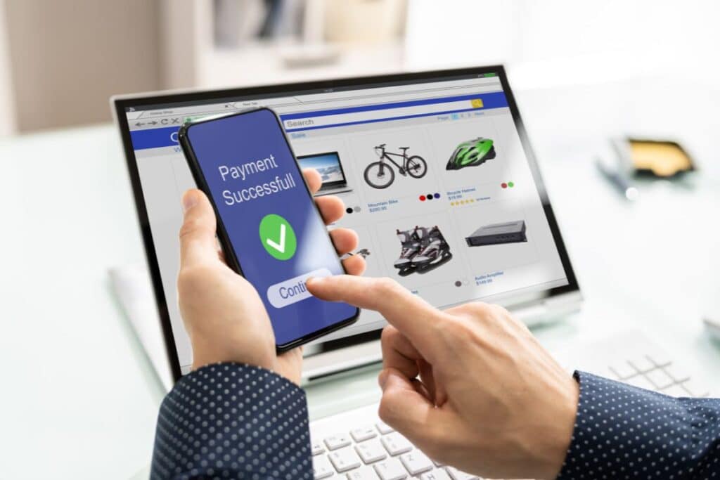 image d'une personne qui vient de valider un achat sur mobile, qui illustre l'article "Comment rédiger une fiche produit efficace"