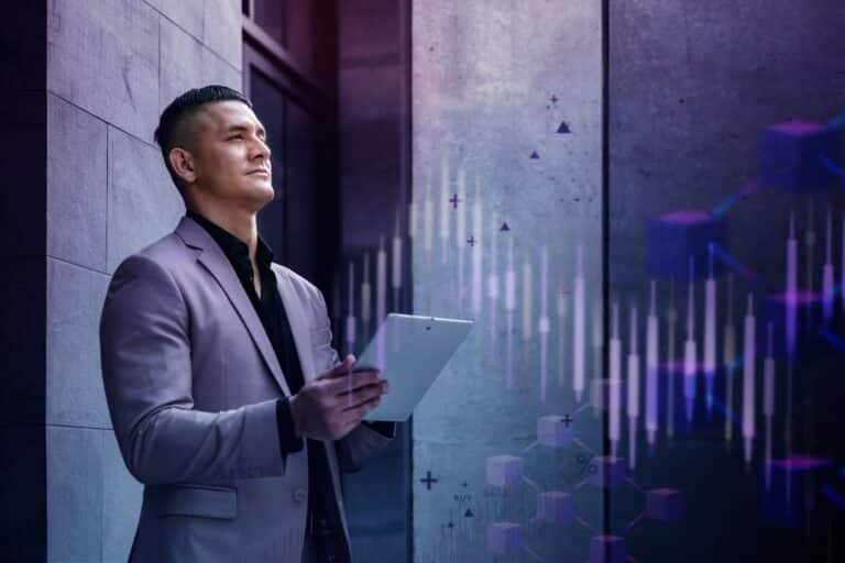Firefly Digital Expertise : tout pour créer, développer et réussir un business en ligne durablement 8 homme qui observe des courbes pour illustrer l'article "Comment gagner de l’argent avec la blockchain et les cryptomonnaies"