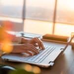 personne qui tape sur un clavier pour illustrer l'article moetisation de blog