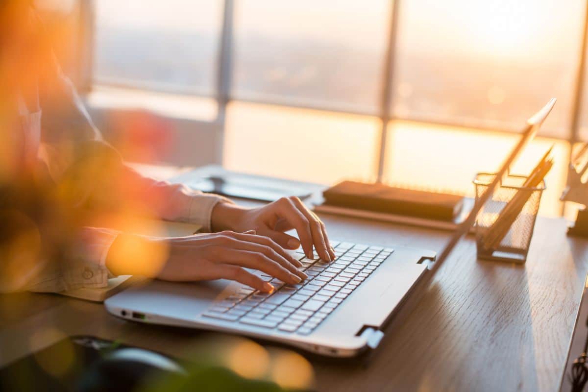 personne qui tape sur un clavier pour illustrer l'article moetisation de blog