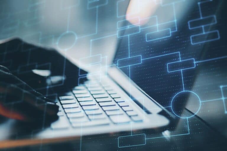image d'un ordinateur ouvert pour illustrer l'article "qu'est ce qu'un algorithme"